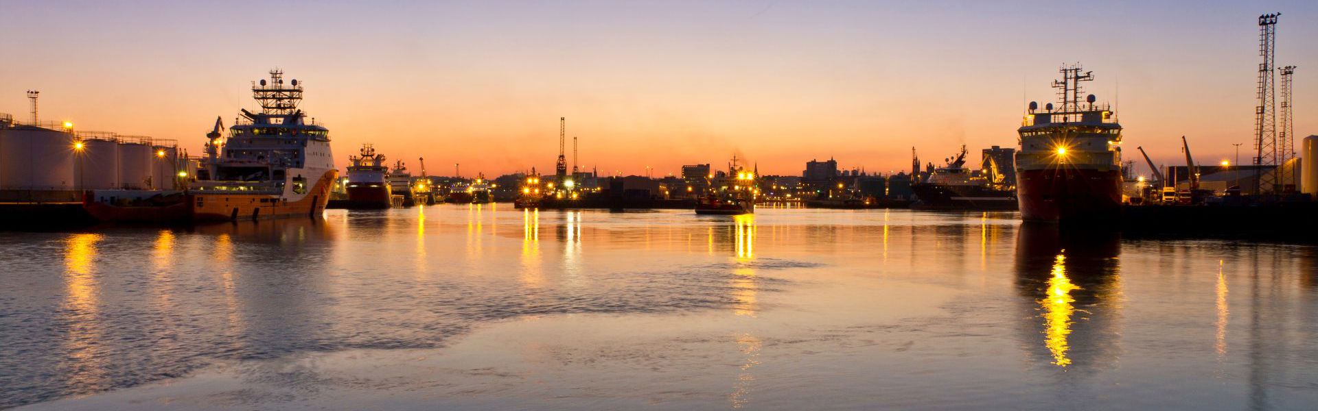 Aberdeen Harbour Dusk Adobestock 40499345