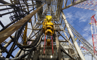 Driller floor of an offshore drilling rig with top drive, pipe handler and drawwors