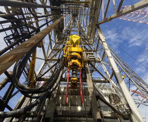 Driller floor of an offshore drilling rig with top drive, pipe handler and drawwors